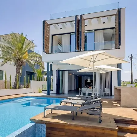 Vila Sunrise Beachfront - 1 *