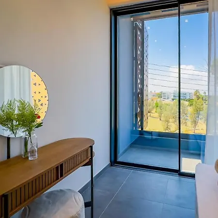 Sunrise Beachfront - 1 パラリムニ