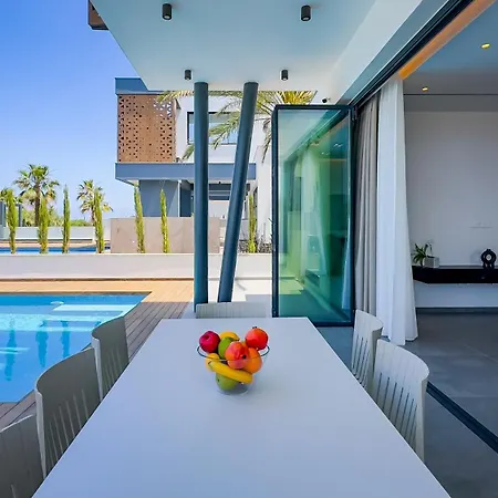 Vila Sunrise Beachfront - 1 *