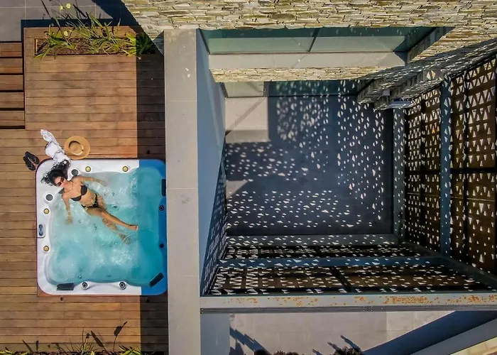 Vila Sunrise Beachfront - 1 *