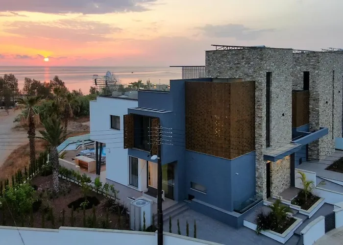 Vila Sunrise Beachfront - 1 *